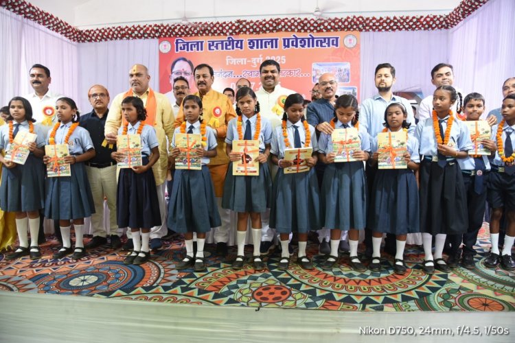 नव प्रवेशी बच्चों को तिलक लगाकर और मुंह मीठा कर किया स्वागत, मेघावी विद्यार्थी भी हुए सम्मानित
