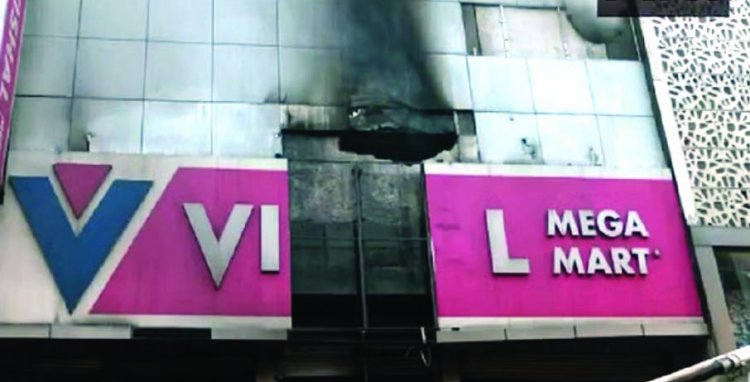 विशाल मेगा मार्ट शोरूम में लगी भीषण आग, लिफ्ट में मिला युवक का शव