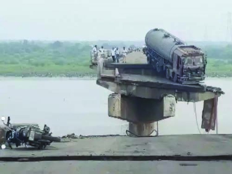 ब्रिज टूटने से नदी में गिरकर बह गए कई वाहन, दो लोगों की मौत