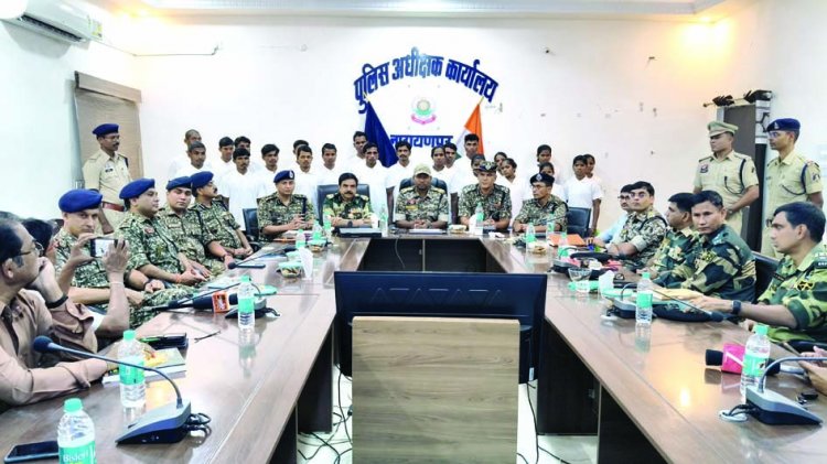 अबूझमाड़ में बड़ी सफलता: 37.50 लाख ईनामी 22 नक्सलियों ने हथियार डाले, 8 महिला नक्सली भी शामिल