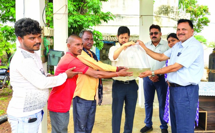 दुर्ग कलेक्टर ने मत्स्य बीज प्रक्षेत्र देवरी का किया निरीक्षण 400 लाख स्पॉन उत्पादन लक्ष्य तय