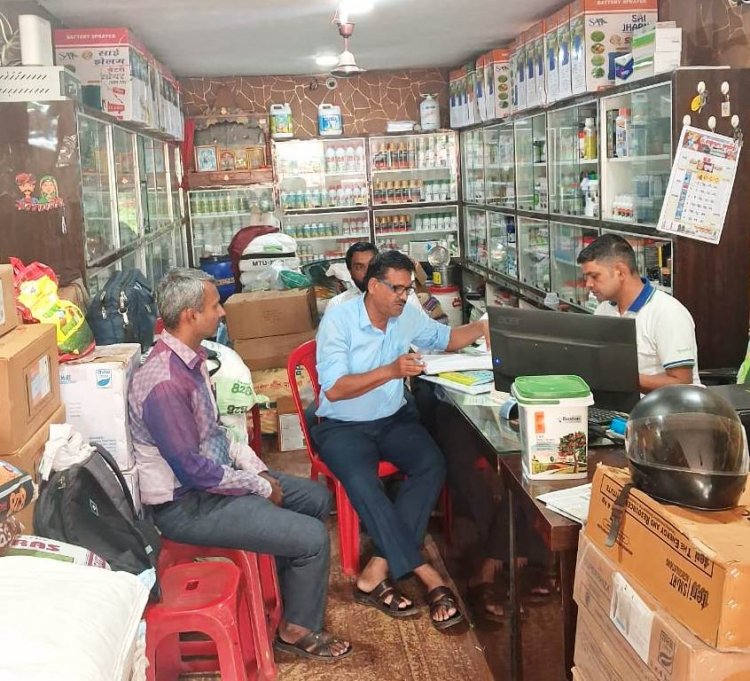 दुर्ग में खाद की कालाबाजारी पर वार: 20 प्रतिष्ठानों का औचक निरीक्षण, 9 को नोटिस, 4 से उर्वरक जब्त