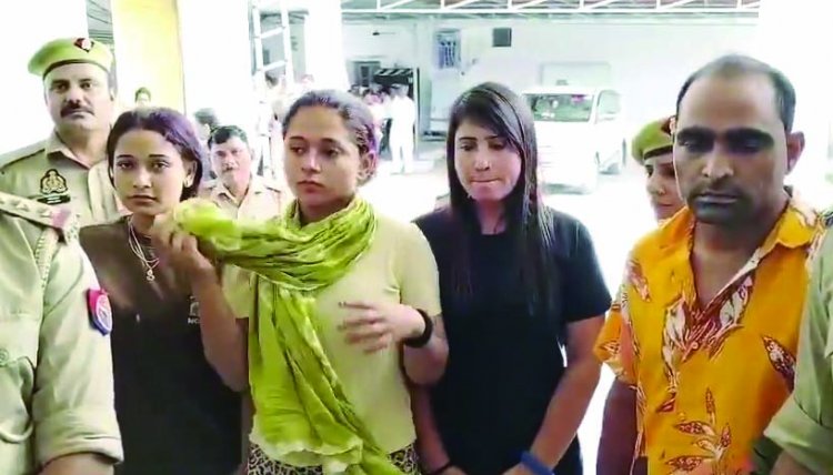 इंस्टाग्राम पर अश्लील वीडियो डालने वाली 3 लड़कियां और 1 युवक गिरफ्तार, पैसे और फेम के लिए बना रहे थे आपत्तिजनक कंटेंट