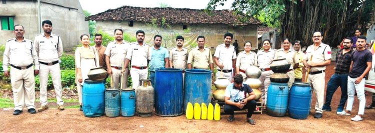 दुर्ग आबकारी विभाग की बड़ी कार्रवाई: 75 लीटर कच्ची शराब, 900 किलो गुड़ और भारी मात्रा में सामग्री ज़ब्त