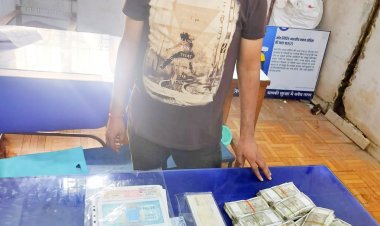 दुर्ग में सूदखोर का पर्दाफाश: पुलिस ने 10.75 लाख नगद और दस्तावेजों के साथ दबोचा, बिना लाइसेंस चला रहा था साहूकारी कारोबार