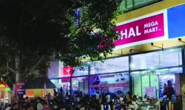 लिफ्ट में डेढ़ घंटे तक फंसे रहे 8 लोग, मची अफरातफरी