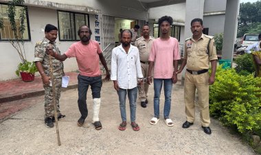 जिला अस्पताल के स्टाफ नर्स से और पुलिस आरक्षक से मारपीट के बाद लूट, चार आरोपी गिरफ्तार