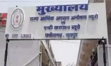 मेडिकल बिल पास कराने के नाम पर शिक्षक से रिश्वत लेते बाबू रंगे हाथ पकड़ाया