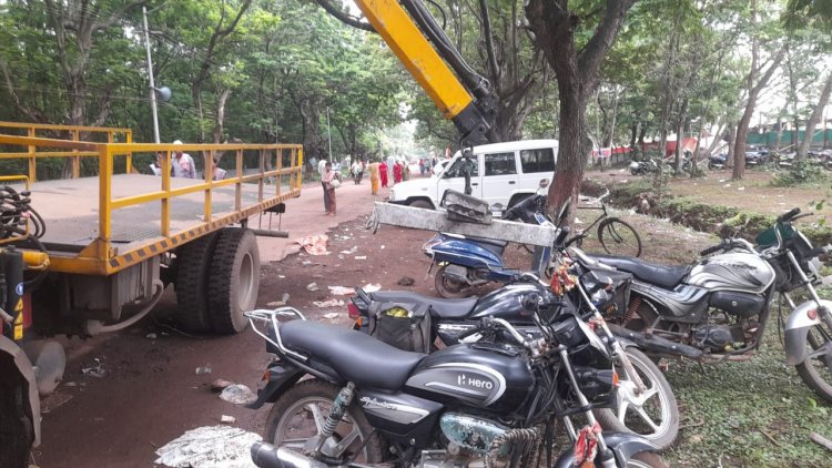 शिव महापुराण कथा में ट्रैफिक पुलिस की कार्रवाई: 55 वाहन चालकों पर चला चालान का डंडा