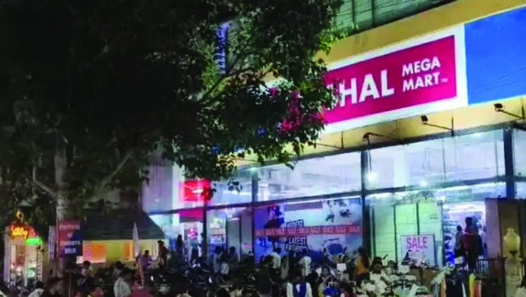 लिफ्ट में डेढ़ घंटे तक फंसे रहे 8 लोग, मची अफरातफरी