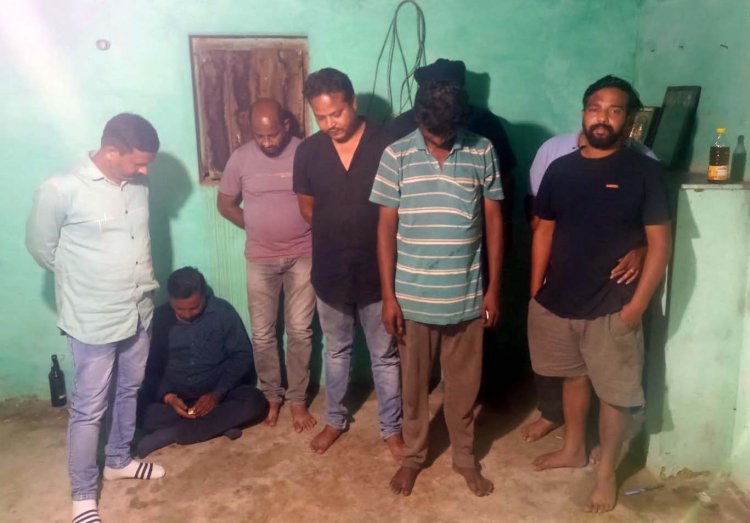 जुआ फड़ में दुर्ग पुलिस की रेड, 8 जुआरियों से 1.05 लाख कैश सहित 9.15 लाख का सामान जब्त