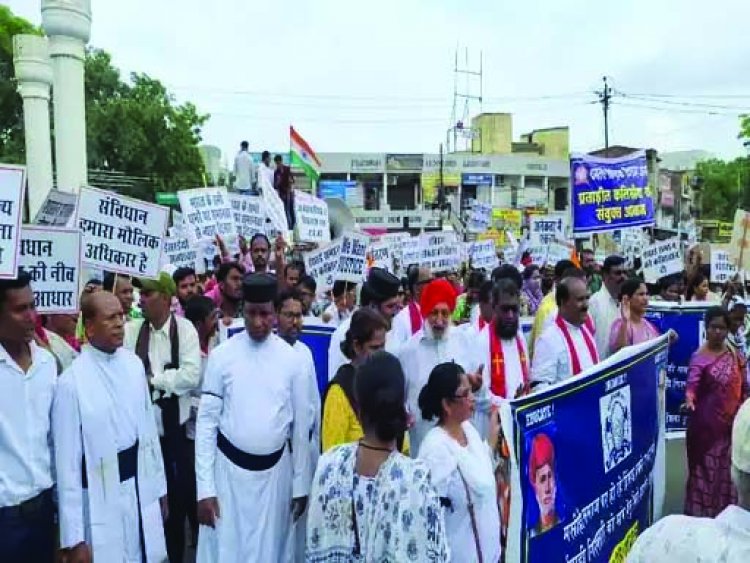 ईसाई समाज ने निकाली रैली, चर्च पर हमलों और फर्जी केसों के खिलाफ कार्रवाई की मांग