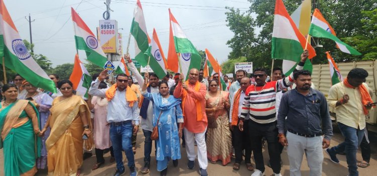 भारत माता की जयकारे से गूंजा रिसाली, निकली भव्य तिरंगा यात्रा, विधायक श्री चन्द्राकर भी हुए शामिल