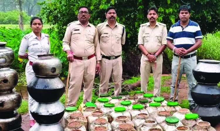 सुबह-सुबह आबकारी विभाग की बड़ी कार्रवाई, 105 लीटर महुआ शराब जब्त, 840 किलो लाहन नष्ट