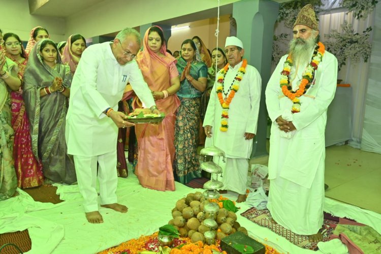 पूर्व गृहमंत्री ताम्रध्वज साहू की पत्नी की बरसी पर उमड़ा सियासी जमावड़ा, भूपेश बघेल समेत कई दिग्गज नेता पहुंचे