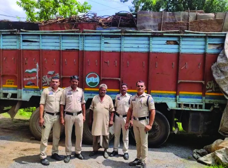 23 टन कबाड़ से भरा ट्रक जब्त, चालक गिरफ्तार, ट्रक सहित 17 लाख का माल जब्त