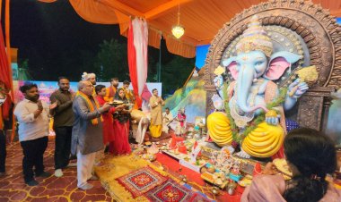 दुर्ग ग्रामीण विधायक ललित चंद्राकर ने पदमनाभपुर गणेश पंडाल में की पूजा-अर्चना