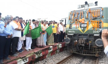 रामभक्तों से भरी ट्रेन अयोध्या के लिए किया रवाना, मंत्री श्री अग्रवाल व श्री यादव ने दिखाई हरी झंडी