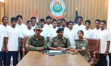 16 माओवादी नक्सलियों ने किया आत्मसमर्पण, मुख्यधारा से जुड़ने की ली शपथ