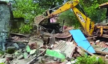 रेलवे प्रशासन की बड़ी कार्रवाई, ढहाए गए 50 से ज्यादा मकान व दुकान