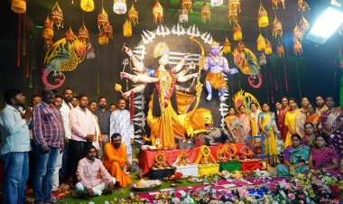 ड्रैगन थीम पर सजा दुर्गा पूजा पंडाल, 13 फीट ऊँची प्रतिमा और भव्य झाँकियाँ आकर्षण का केंद्र