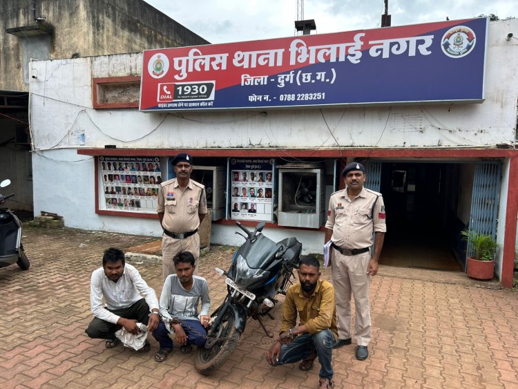 चोरी की बाइक बरामद, तीन आरोपी गिरफ्तार