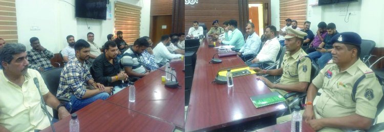 अब बिना हेलमेट नहीं मिलेगा पेट्रोल, दुर्ग जिला प्रशासन ने ली पंप संचालकों की क्लास