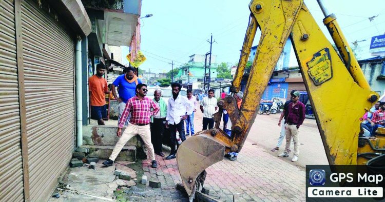 निगम ने नाली के उपर से अवैध अतिक्रमण को हटाया