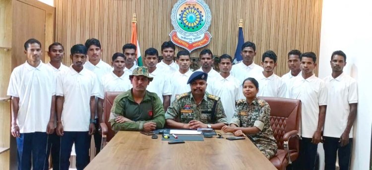 16 माओवादी नक्सलियों ने किया आत्मसमर्पण, मुख्यधारा से जुड़ने की ली शपथ