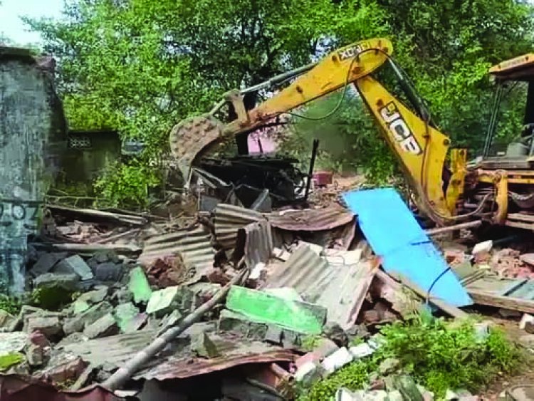 रेलवे प्रशासन की बड़ी कार्रवाई, ढहाए गए 50 से ज्यादा मकान व दुकान