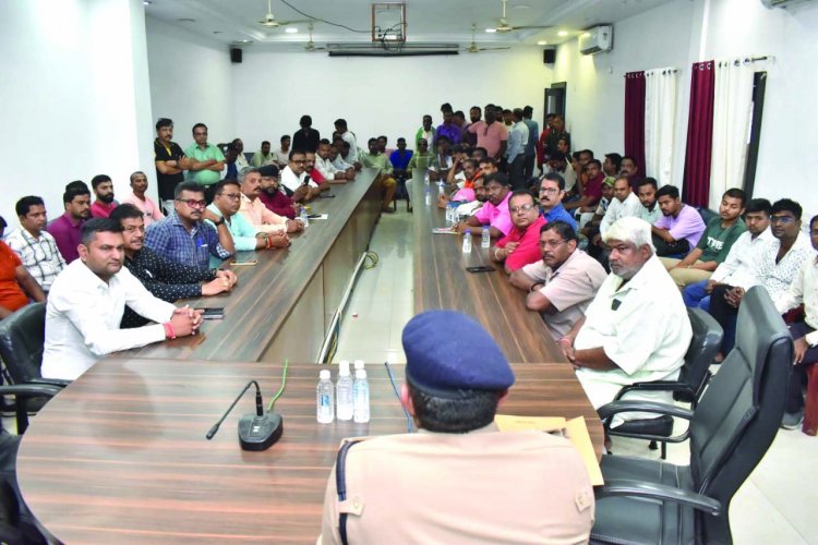 पुलिस कंट्रोल रूम में दुर्गोत्सव समितियों की बैठक, 125 से ज्यादा आयोजक हुए शामिल