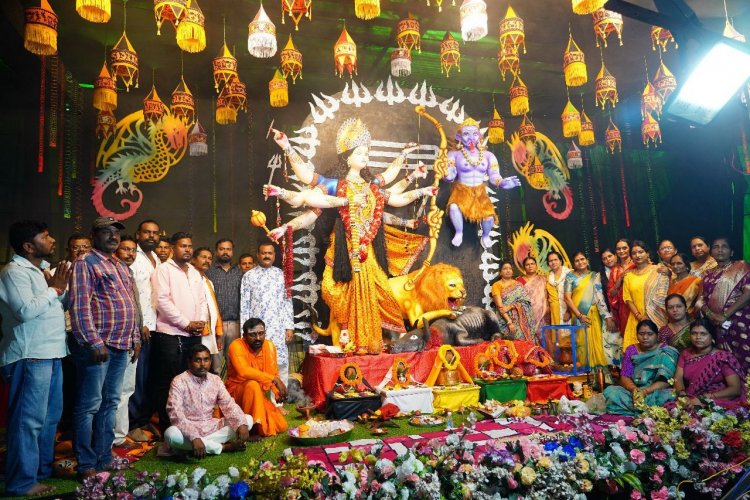 ड्रैगन थीम पर सजा दुर्गा पूजा पंडाल, 13 फीट ऊँची प्रतिमा और भव्य झाँकियाँ आकर्षण का केंद्र