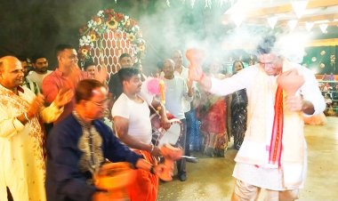हाउसिंग बोर्ड कालीबाड़ी में मां दुर्गा की आराधना कर विधायक देवेंद्र यादव ने किया धुनुची नृत्य