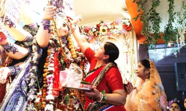 हाऊसिंग बोर्ड कालीबाड़ी में सिंदूर खेला, मां दुर्गा से सुख-समृद्धि और परिवार की खुशहाली की कामना