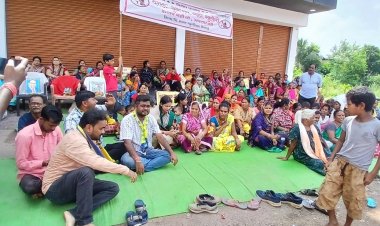खुर्सीपार की महिलाएं  शराब भट्टी के विरोध में 12वें दिन भी धरने पर डटीं,  सांसद विजय बघेल के आश्वासन के बावजूद लिखित गारंटी की मांग