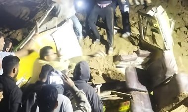 बस पर पहाड़ गिरने से 18 की मौत, कई अभी भी लापता