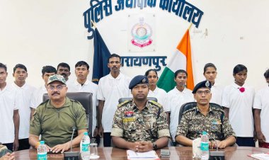 70 लाख रुपये के ईनामी 7 महिला माओवादी सहित 16 नक्सलियों ने डाले हथियार