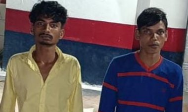 मोबाइल दुकान में चोरी का खुलासा: तीन आरोपी गिरफ्तार, चोरी का माल और बाइक बरामद