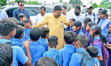 विद्यार्थियों से मिले शिक्षा मंत्री गजेन्द्र यादव, बच्चों को दिए अनुशासन की सीख