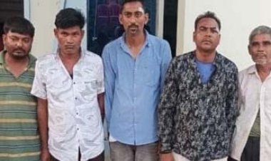 बीच सड़क शराब पार्टी कर रहे युवकों ने पुलिस से की मारपीट, डायल-112 की गाड़ी की चाबी छीन 40 मनिट तक घेरे रखा, 5 गिरफ्तार