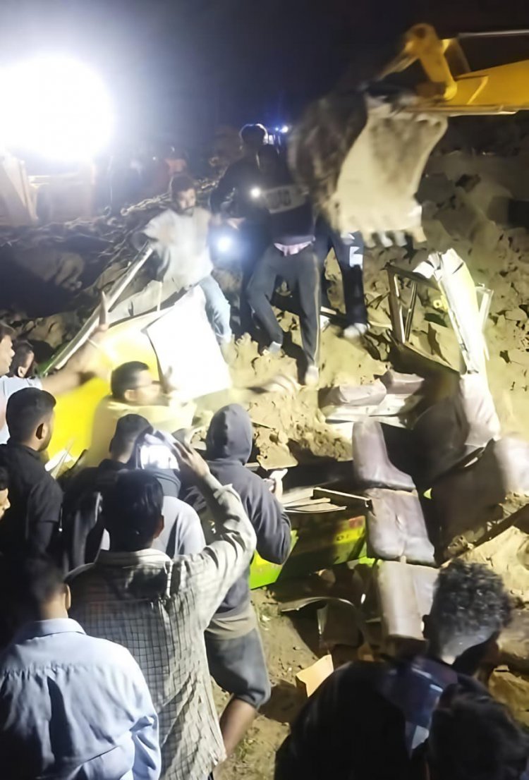 बस पर पहाड़ गिरने से 18 की मौत, कई अभी भी लापता