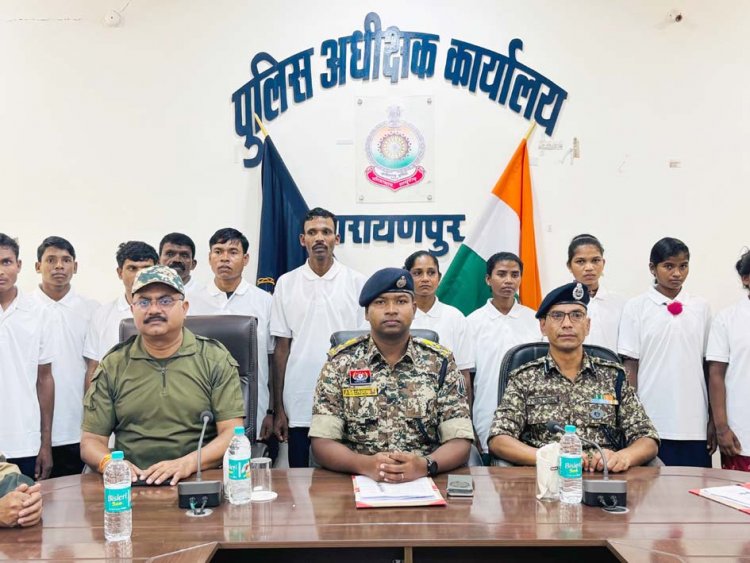 70 लाख रुपये के ईनामी 7 महिला माओवादी सहित 16 नक्सलियों ने डाले हथियार
