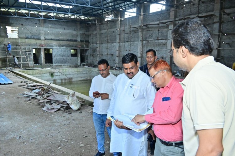केबिनेट मंत्री गजेन्द्र यादव की पहल से दुर्ग में तैयार हो रहा स्विमिंग पुल, जल्द मिलेगी बैडमिंटन कोर्ट की सौगात