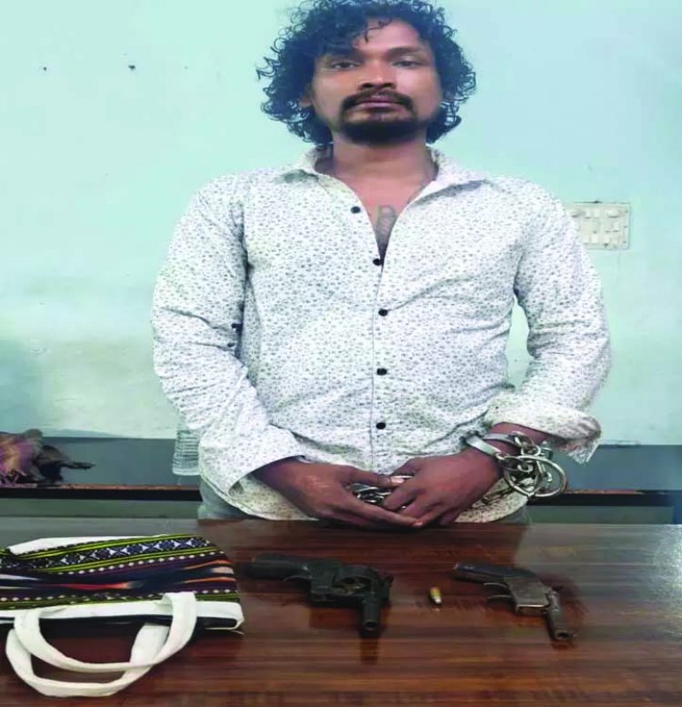 रिवाल्वर और देशी कट्टा के साथ हिस्ट्रीशीटर गिरफ्तार, दो दर्जन अपराधों में है आरोपी