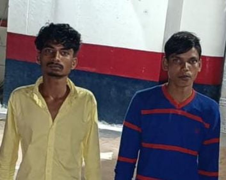 मोबाइल दुकान में चोरी का खुलासा: तीन आरोपी गिरफ्तार, चोरी का माल और बाइक बरामद