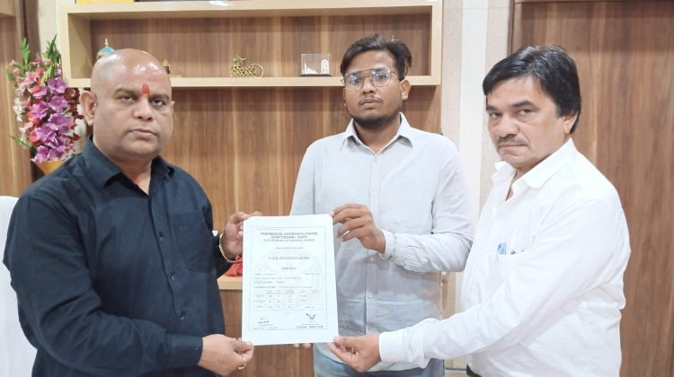 एस.आर. हॉस्पिटल एण्ड पैरामेडिकल कॉलेज में विद्यार्थियों को सर्टिफिकेट वितरण, चेयरमैन संजय तिवारी ने दी शुभकामनाएं