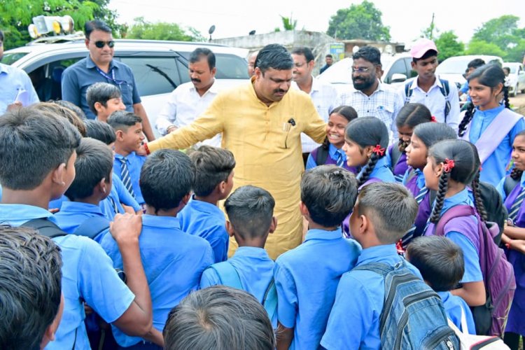 विद्यार्थियों से मिले शिक्षा मंत्री गजेन्द्र यादव, बच्चों को दिए अनुशासन की सीख