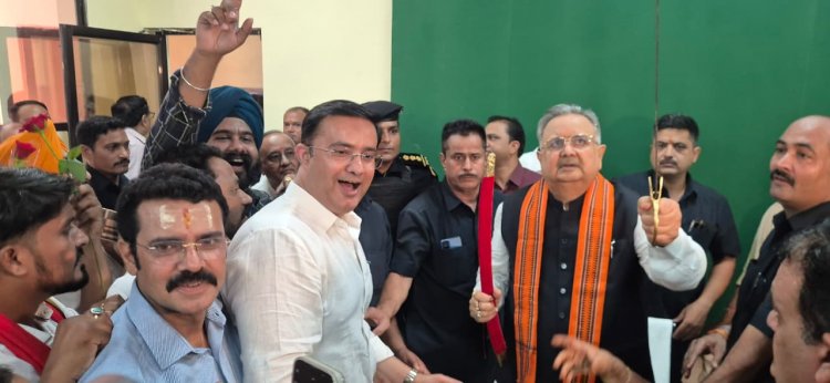 भिलाई ट्रांसपोर्टर्स एसोसिएशन ने विधानसभा अध्यक्ष डॉ. रमन सिंह को दी जन्मदिन की बधाई, उपहार स्वरूप भेंट की तलवार