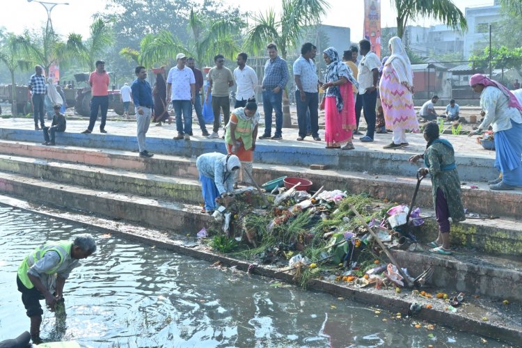 छठ पर्व से पूर्व तालाबों की साफ-सफाई युद्ध स्तर पर जारी