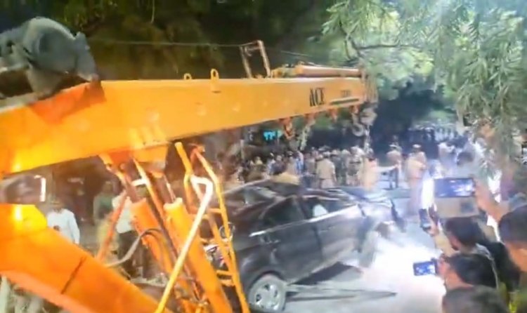 तेज रफ्तार कार ने मचाई तबाही: 5 की मौत, 2 गंभीर